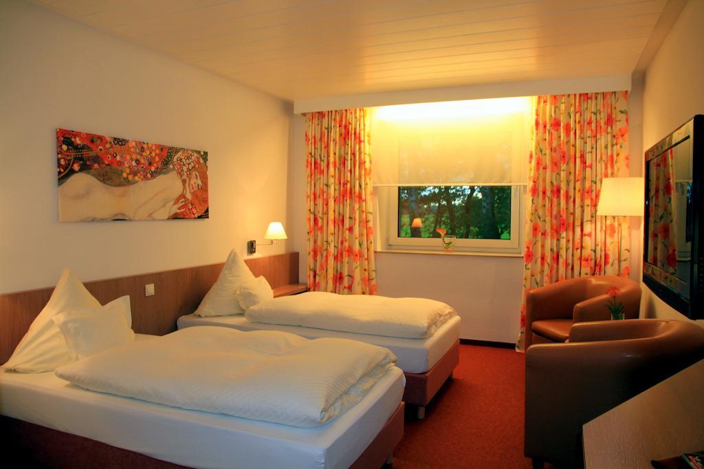Hotel Am Springhorstsee โกรสบวร์กวีเดิล ห้อง รูปภาพ